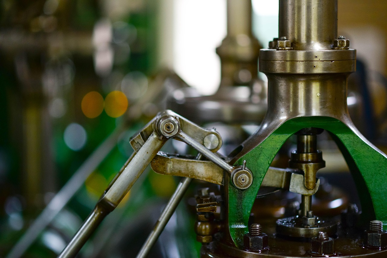 Detail einer industriellen Maschine mit Metallgestänge und Zahnrädern